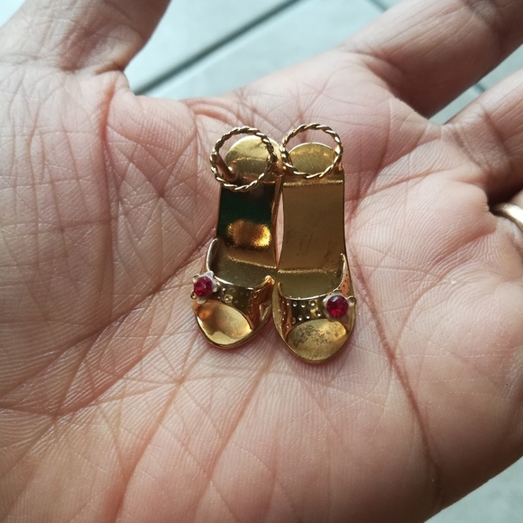 Vintage Other - Vtg Gold Tone Miniature Shoes